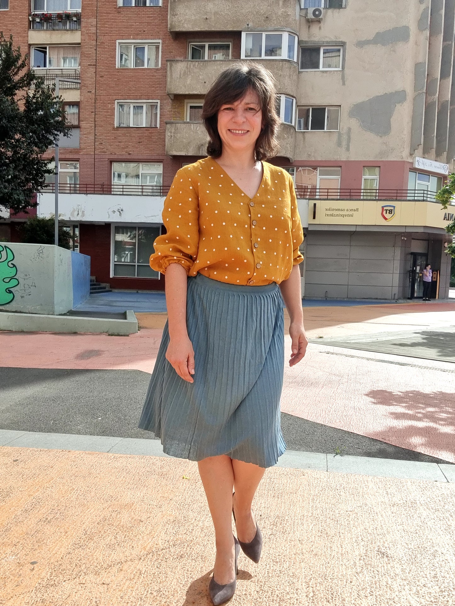 Roberta prewashed linen blouse, honey color with polka dots